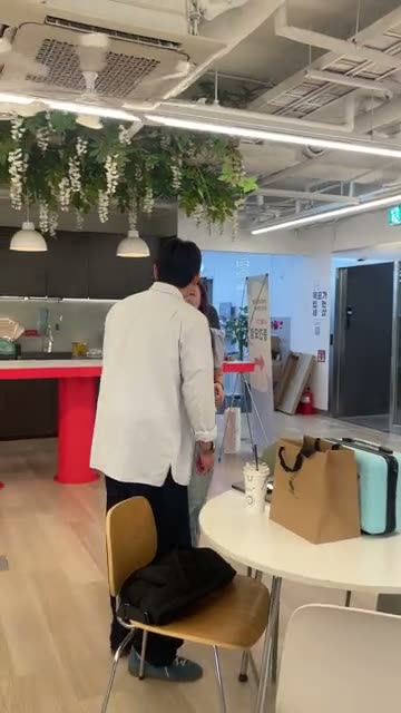 스파클 오프라인 모임에서 웰컴 기프트를 받는 모습