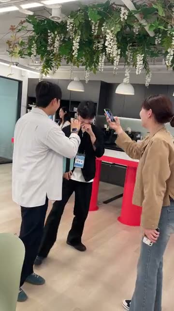 스파클 앰배서더들이 서로 콘텐츠를 촬영하는 모습